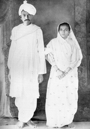 Gandhi and his wife Kasturba Gandhi on their return from South Africa to India in 1915.