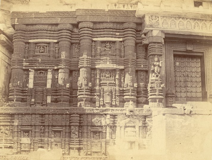 भारतीय पुरातत्व सर्वेक्षण संकलन से लिया गया १८९० के दशक में पूर्णो चंद्र मुखर्जी द्वारा खींचा गया पुरी के जगन्नाथ मंदिर का छायाचित्र l