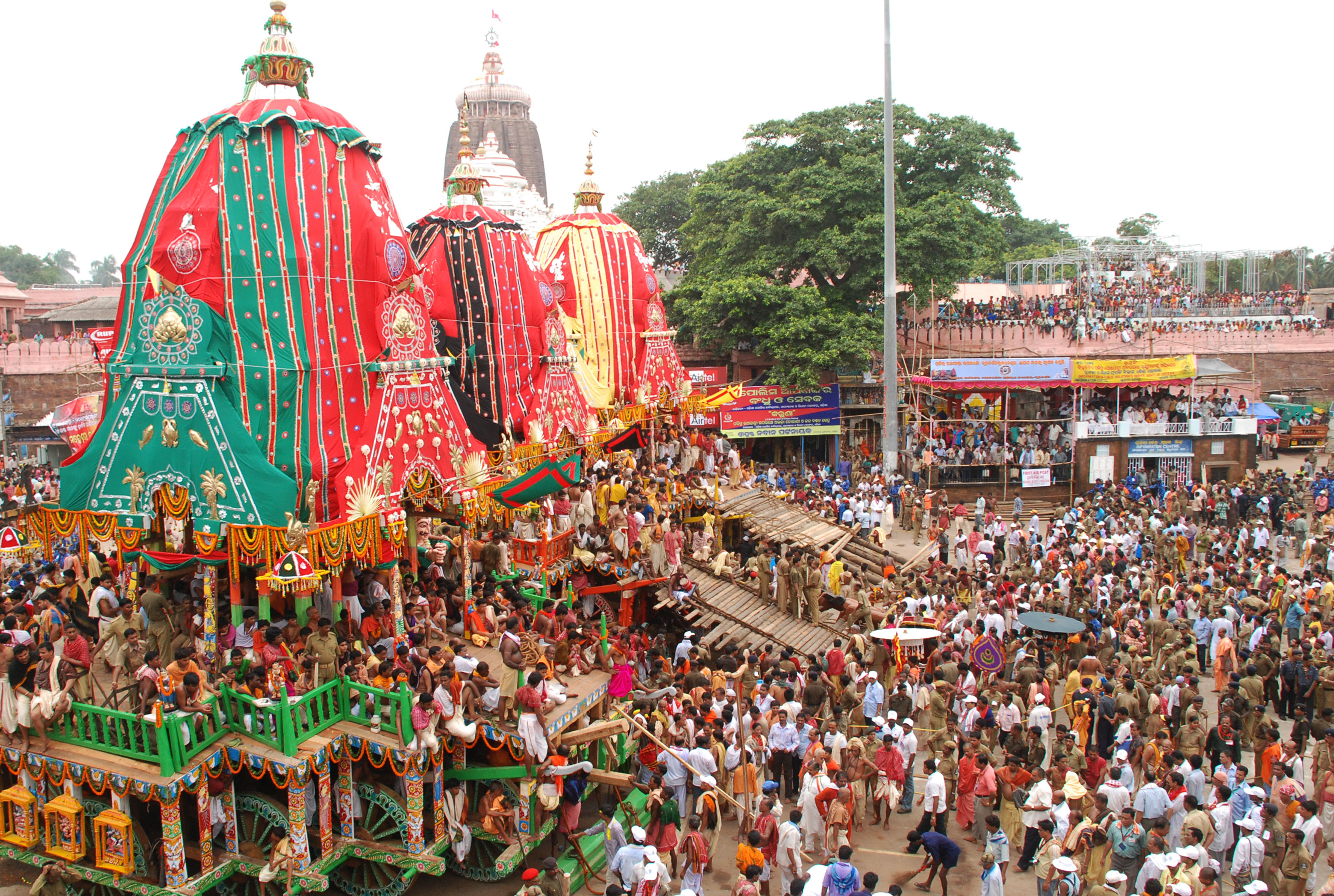 रथयात्रा से पहले बाड़ाडांडा में खड़े सुभद्रा, बलभद्र और भगवान (आगे से पीछे) के तीनों रथों का एक चित्र।
