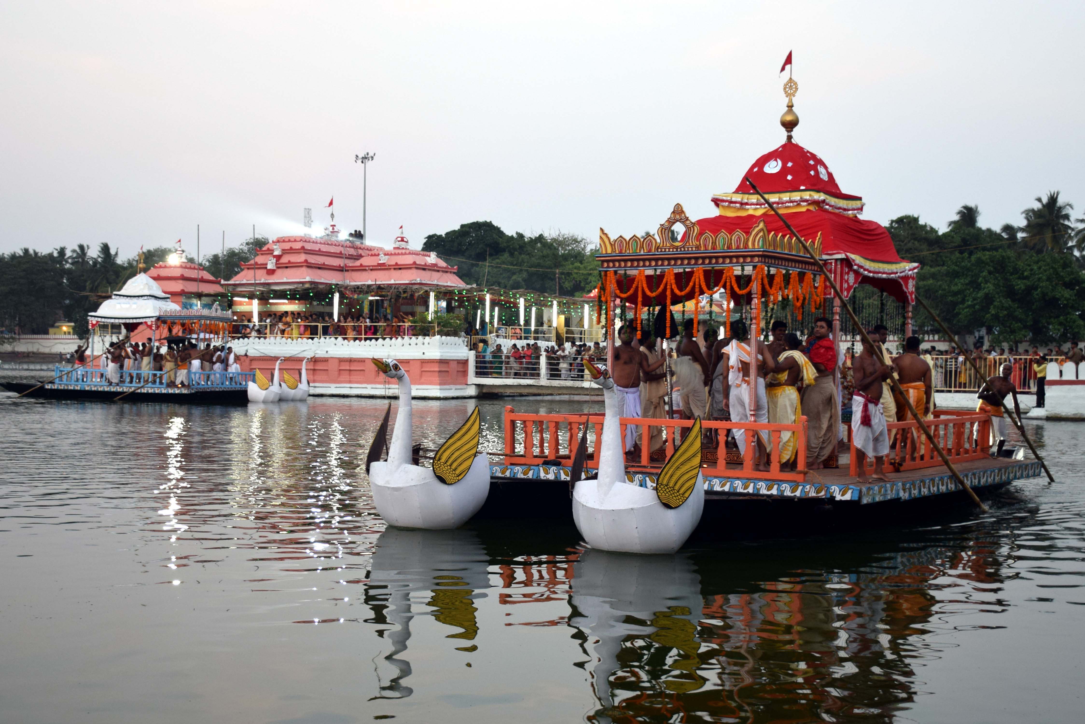 चंदन यात्रा का एक चित्र । भगवान मदनमोहन जी के रूप में नरेंद्र सरोवर में नौका विहार करते हुए ।